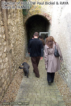 Paul Bickel et Raya à l'entrée de la cave à vin 